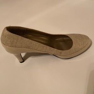 Soft Style Pumps beige size 8